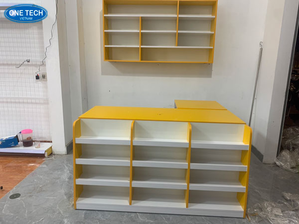 Kệ đầu bàn thu ngân màu trắng lắp cạnh quầy thu ngân trong siêu thị mini