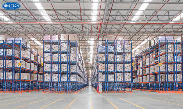 Kệ hạng nặng Double Deep lưu trữ hàng hóa hiệu quả trong kho công nghiệp Hệ thống kệ hạng nặng Double Deep bằng thép sơn tĩnh điện, chịu tải lớn trong kho hàng