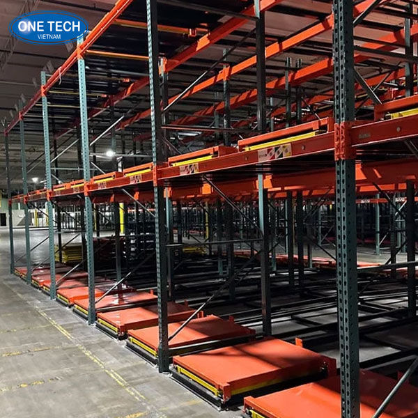 Kệ Push Back hạng nặng – Tối ưu không gian lưu trữ kho hàng Hình ảnh kệ Push Back hạng nặng bằng thép sơn tĩnh điện, thiết kế nhiều tầng, lưu trữ hàng hóa trong kho công nghiệp