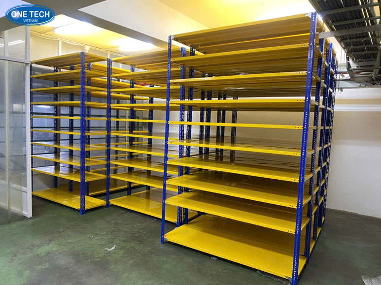Kệ đựng bao bì sản xuất, bố trí hợp lý trong không gian kho
