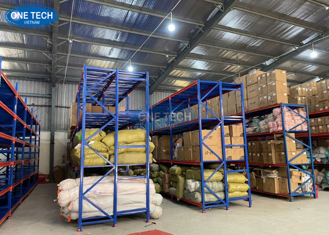 Hệ thống kệ chứa bao bì được bố trí hợp lý trong không gian nhà kho