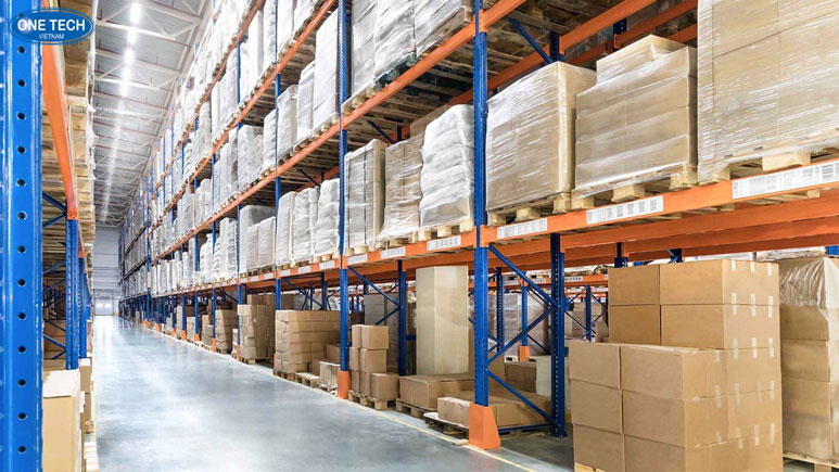 Kệ bao bì sắp xếp khoa học trong kho giúp tiết kiệm diện tích và thời gian