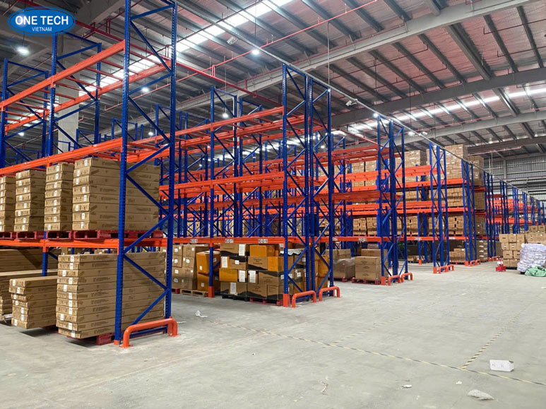 Kệ kho bao bì giúp phân bổ vật tư đóng gói hợp lý trong không gian nhà kho