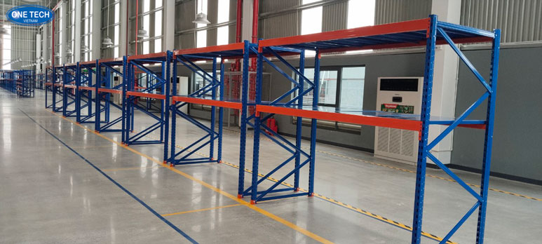Kệ chứa bao bì giúp tổ chức vật tư đóng gói một cách khoa học và tiện lợi