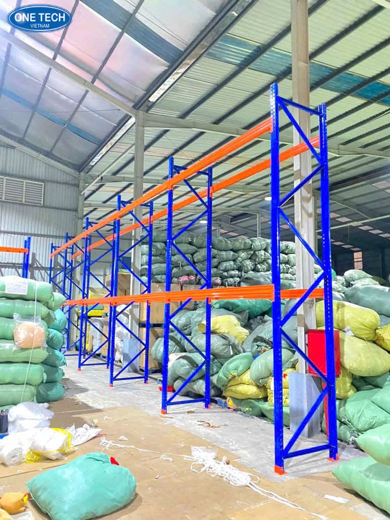 Kệ Selective dùng trong nhà kho chứa hàng hóa công nghiệp