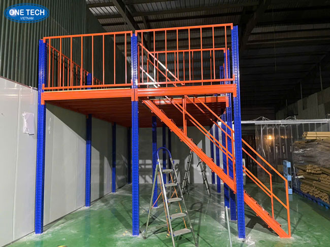 Kệ sàn Mezzanine lắp đặt tại kho hàng giúp tăng không gian lưu trữ Kệ sàn Mezzanine trong kho công nghiệp, mở rộng diện tích chứa hàng hiệu quả
