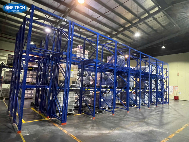 One Tech – Lắp đặt kệ kho hàng chất lượng cao toàn quốc Kỹ thuật viên One Tech đang lắp đặt hệ thống kệ kho hàng tải trọng nặng tại nhà xưởng