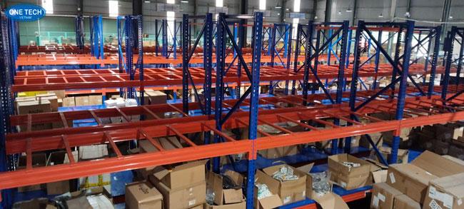 Kệ kho hàng hỗ trợ lưu trữ khoa học trong kho công nghiệp Kệ kho hàng được bố trí hợp lý, đáp ứng nhu cầu lưu trữ quy mô lớn