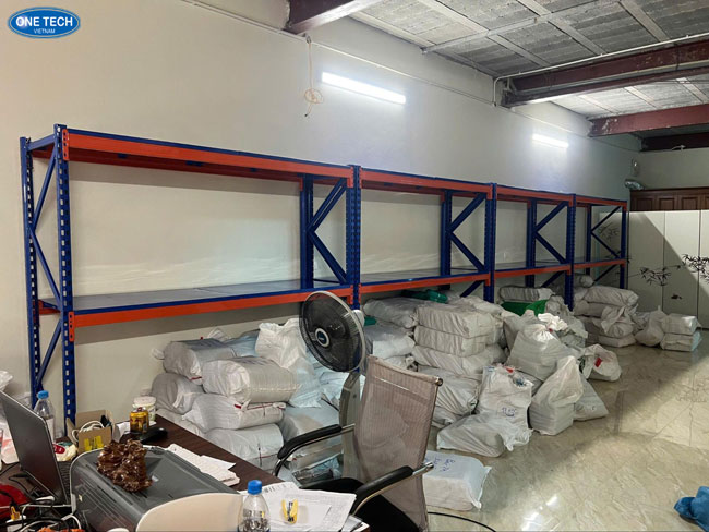 Kệ kho hàng giúp tổ chức hàng hóa ngăn nắp, dễ kiểm soát Kệ kho hàng được sử dụng trong kho chứa để nâng cao khả năng lưu trữ