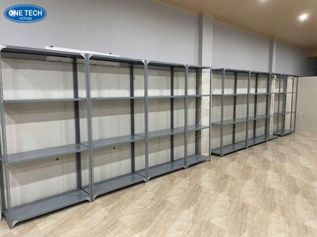 Kệ kho hàng hạng nhẹ chất lượng cho nhà kho nhỏ Kệ kho hàng hạng nhẹ dùng để lưu trữ hàng hóa trong kho gia đình hoặc doanh nghiệp nhỏ