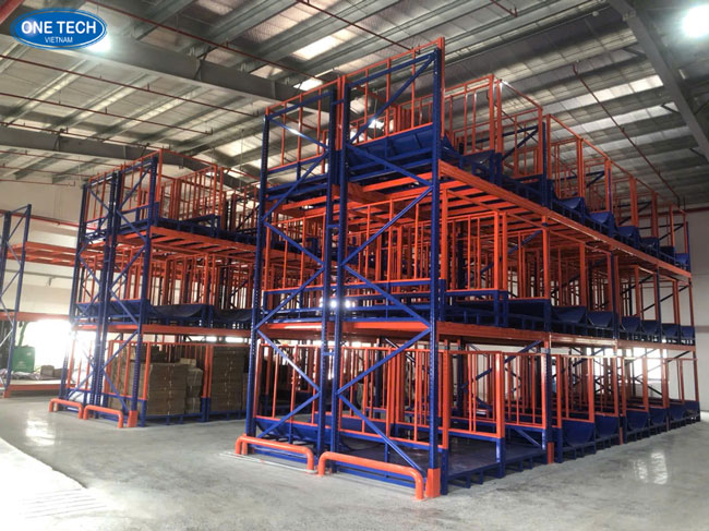 Kệ kho hàng giúp quản lý hàng hóa hiệu quả trong kho lưu trữ Kệ kho hàng được lắp đặt chuyên biệt, tăng khả năng lưu trữ cho kho hàng