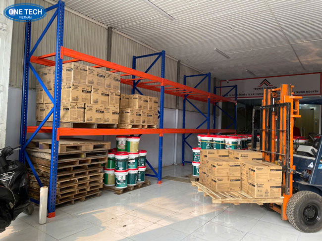 Kệ kho hàng giúp tổ chức không gian lưu trữ chuyên nghiệp và hiệu quả Hệ thống kệ kho hàng hỗ trợ lưu trữ hàng hóa theo tiêu chuẩn công nghiệp