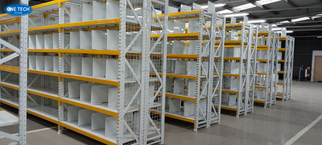 Kệ kho hàng hạng trung - Giải pháp lưu trữ tối ưu cho nhà kho Hình ảnh kệ kho hàng hạng trung sử dụng trong nhà kho để sắp xếp hàng hóa gọn gàng