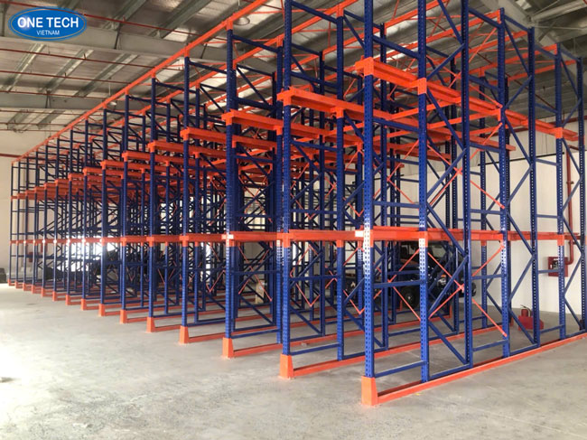 Kệ kho Drive In lưu trữ hàng hóa tải trọng lớn tối ưu không gian Hệ thống kệ kho Drive In màu xanh cam, chuyên dụng cho kho hàng công nghiệp, tối ưu diện tích lưu trữ
