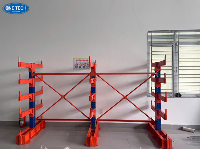 Kệ kho tay đỡ lưu trữ hàng hóa dài - giải pháp tối ưu không gian Hệ thống kệ kho tay đỡ chịu tải lớn, phù hợp lưu trữ ống thép và gỗ ván