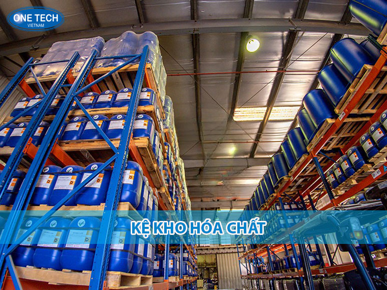 Kệ kho hóa chất chuyên dụng giúp sắp xếp và bảo quản hóa chất gọn gàng, đảm bảo an toàn