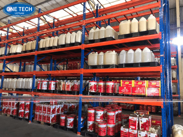 Kệ Selective lưu trữ thùng IBC và phuy công nghiệp Kệ Selective chứa thùng IBC và phuy lớn trong kho hàng công nghiệp