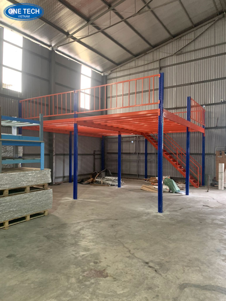 Kệ sàn Mezzanine tối ưu không gian lưu trữ hóa chất Hệ thống kệ sàn Mezzanine chứa hóa chất giúp mở rộng diện tích kho hiệu quả