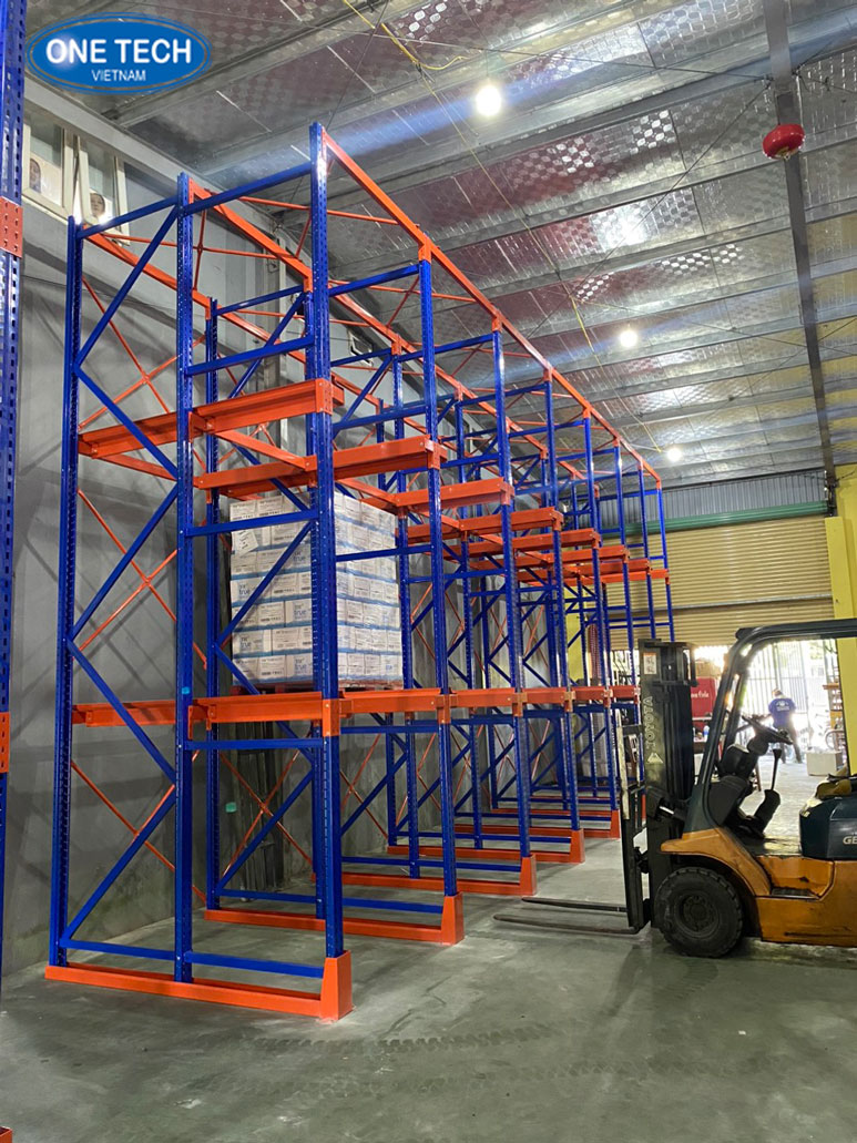 Kệ Drive In lưu trữ hàng hóa đồng nhất trong kho công nghiệp Hệ thống kệ Drive In tối ưu không gian kho, phù hợp với hàng hóa đồng nhất