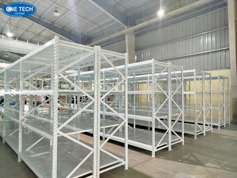 Vai trò của kệ kho quần áo trong cửa hàng và kho xưởng Kệ kho quần áo giúp trưng bày và lưu trữ sản phẩm gọn gàng trong cửa hàng và kho xưởng