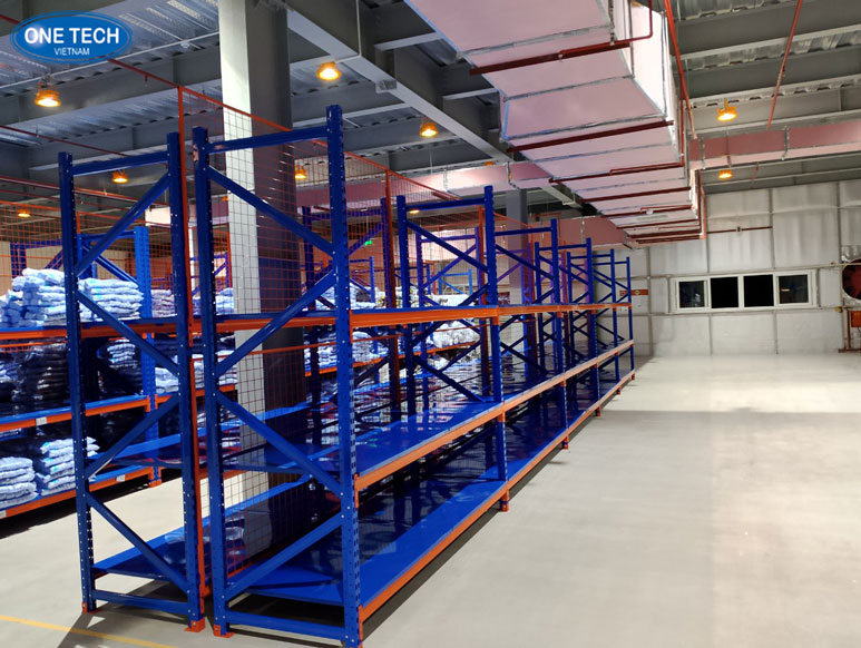 Kệ kho quần áo giúp tối ưu hóa không gian lưu trữ trong kho hàng Kệ kho chuyên dụng để sắp xếp quần áo gọn gàng trong môi trường lưu trữ