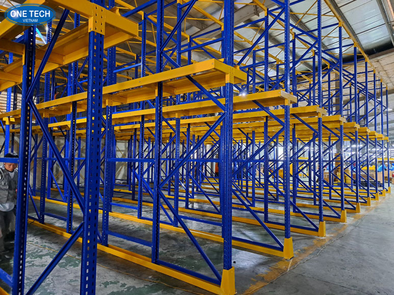 Mẫu kệ kho chứa quần áo hỗ trợ sắp xếp hàng hóa logic và tiện lợi Kệ lưu trữ quần áo cho kho hàng, giúp quản lý sản phẩm dễ dàng hơn