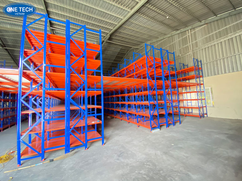 Hệ thống kệ kho quần áo hỗ trợ quản lý hàng hóa chuyên nghiệp Kệ chứa quần áo sử dụng trong kho giúp nâng cao hiệu quả lưu trữ