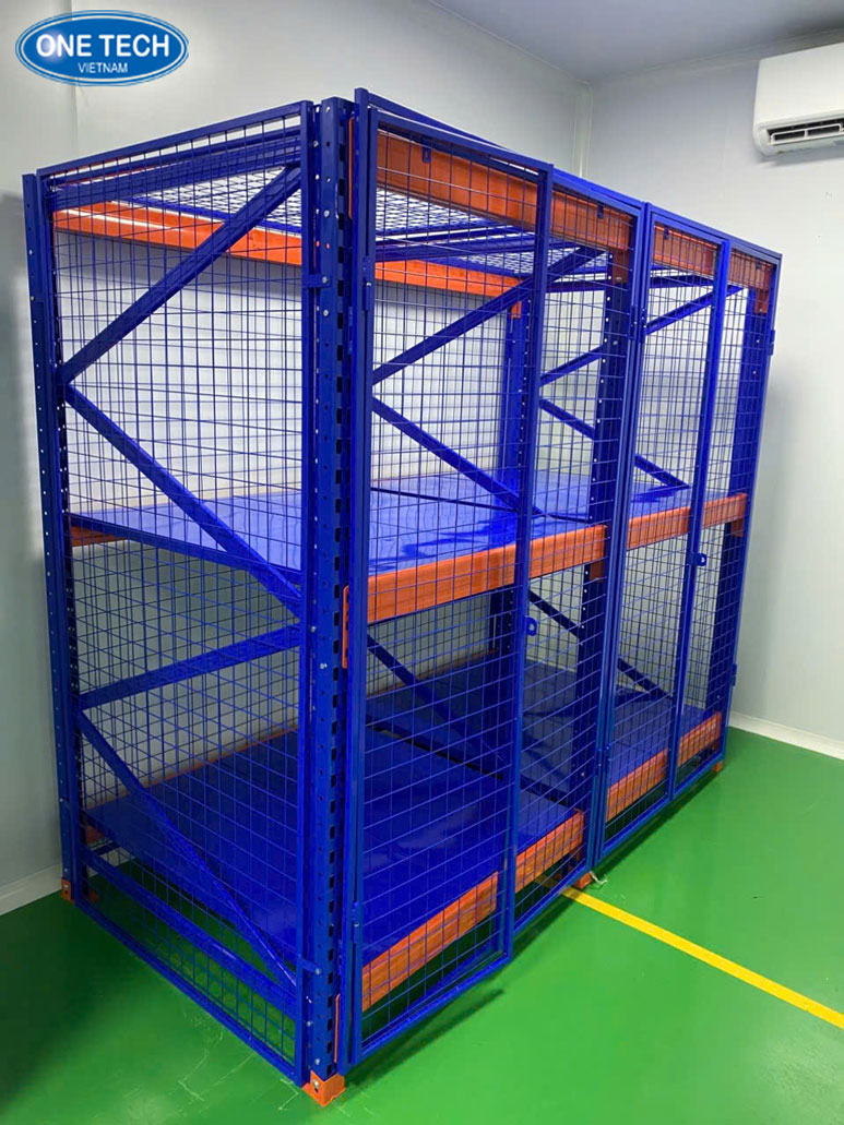Kệ kho quần áo cho không gian lưu trữ chuyên biệt trong lĩnh vực thời trang Kệ kho sử dụng để sắp xếp và bảo quản quần áo trong kho hàng một cách gọn gàng