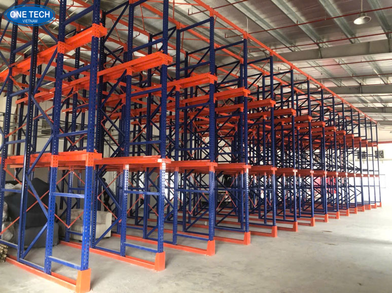Kệ kho quần áo hỗ trợ lưu trữ số lượng lớn trong kho hàng thời trang Kệ kho dành cho quần áo, giúp tối ưu hóa diện tích và phân loại hàng hóa