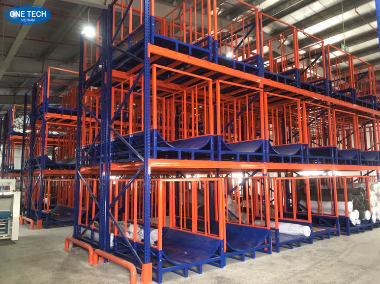 Kệ lưu trữ quần áo chuyên dụng cho kho hàng thời trang hiện đại Kệ sắp xếp quần áo trong kho giúp quản lý hàng hóa rõ ràng, thuận tiện