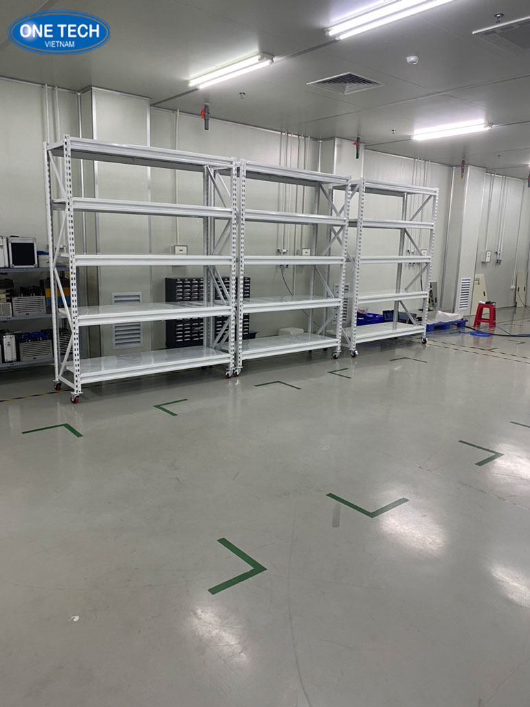 Kệ kho quần áo chuyên dụng - Giải pháp lưu trữ linh hoạt cho ngành hàng may mặc Kệ kho hỗ trợ bảo quản và phân loại quần áo hiệu quả trong không gian lưu trữ