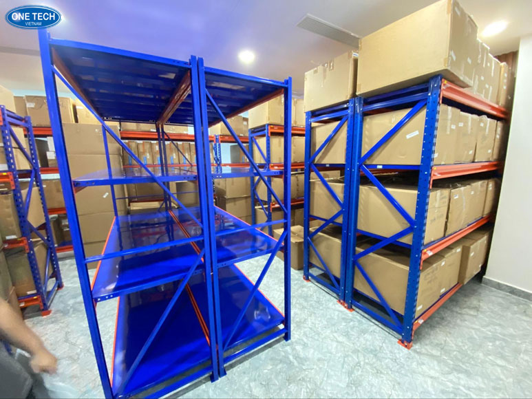 Kệ kho quần áo - Giải pháp lưu trữ khoa học cho kho hàng thời trang Kệ dùng trong kho để trưng bày và sắp xếp quần áo gọn gàng, dễ theo dõi