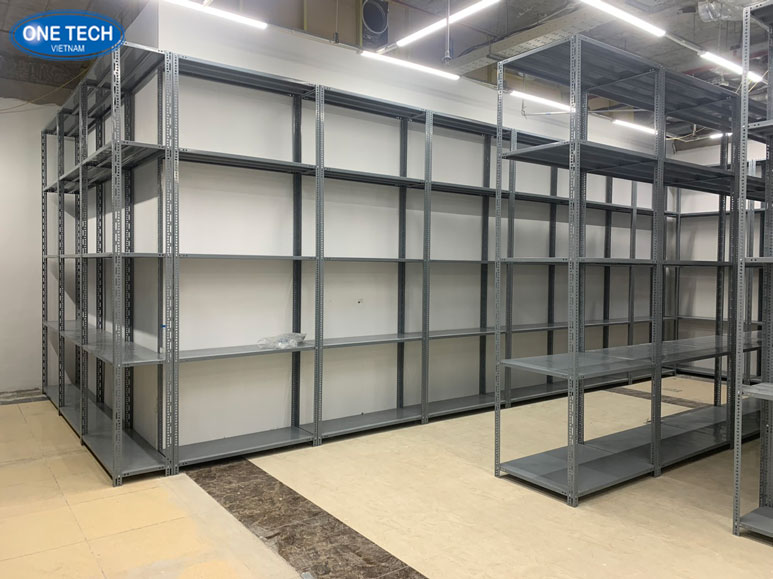 Kệ sắt V lỗ lưu trữ quần áo gọn gàng trong kho Kệ sắt V lỗ dùng trong kho quần áo giúp sắp xếp hàng hóa gọn gàng và dễ tìm