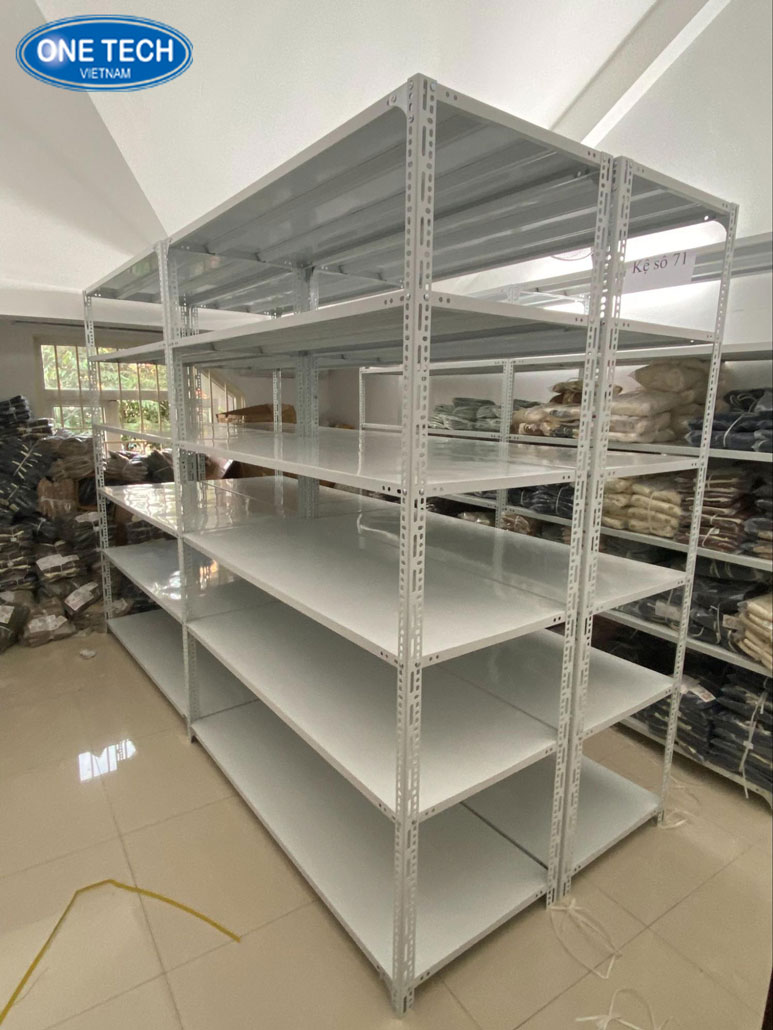 Kệ kho quần áo cho doanh nghiệp - Hỗ trợ lưu trữ hàng hóa hiệu quả Kệ dùng trong kho hàng may mặc giúp quản lý quần áo theo từng khu vực lưu trữ