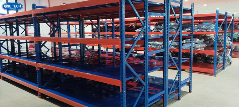 Kệ kho quần áo - Tối ưu trữ hàng gọn gàng cho kho thời trang Kệ lưu trữ quần áo trong kho giúp sắp xếp sản phẩm ngăn nắp và dễ tìm