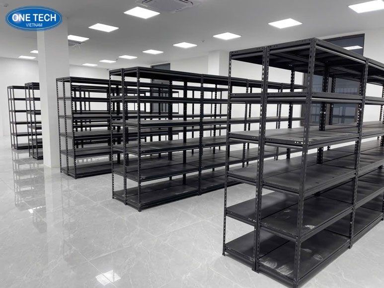 Kệ V cài giúp sắp xếp quần áo kho gọn gàng, khoa học Kệ V cài sắp xếp quần áo trong kho nhanh chóng, tiết kiệm diện tích