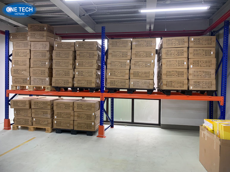 Kệ pallet lưu trữ hàng hóa kho quần áo Kệ pallet tối ưu không gian lưu trữ trong kho quần áo