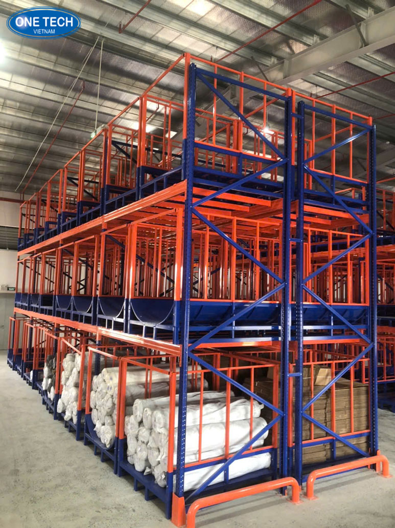 Kệ kho quần áo thiết kế tối ưu cho kho chứa hàng may mặc Kệ kho quần áo dùng để lưu trữ và trưng bày hàng hóa trong kho xưởng may mặc