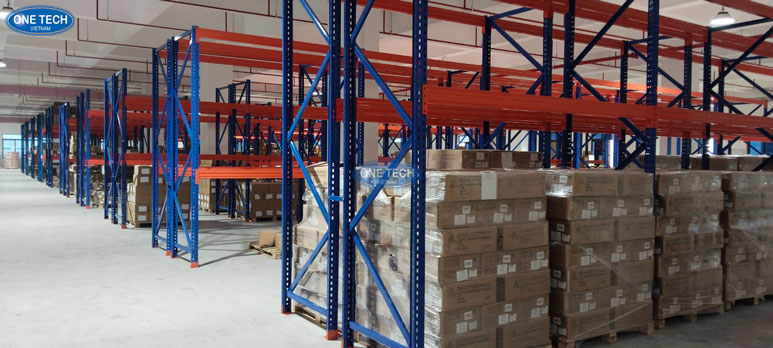 Kệ lưu trữ quần áo tối ưu cho kho hàng kinh doanh thời trang Kệ dùng trong kho chứa quần áo giúp phân chia hàng hóa ngăn nắp và tiện lợi