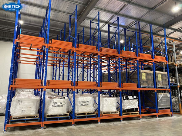 Kệ Push Back dùng để lưu trữ hàng hóa pallet trong kho, tối ưu diện tích và thời gian xuất nhập