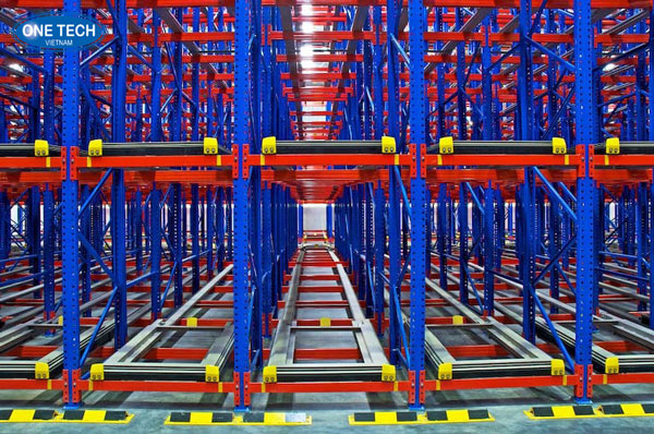 Kệ Push Back với hệ thống trượt linh hoạt giúp tối ưu không gian kho và tăng hiệu quả xuất nhập hàng