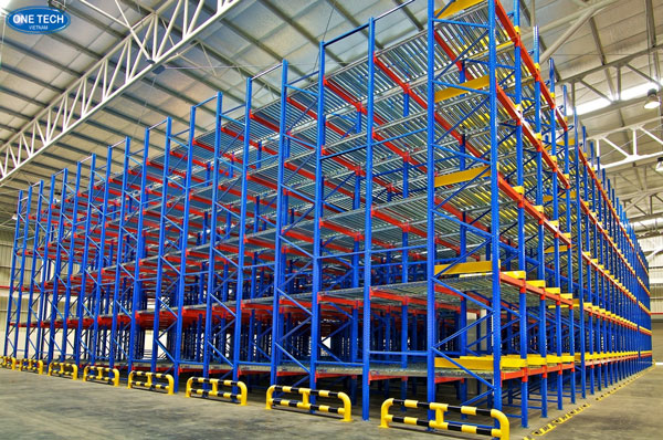 Hệ thống kệ Push Back đang lưu trữ pallet hàng hóa trong kho hàng hiện đại