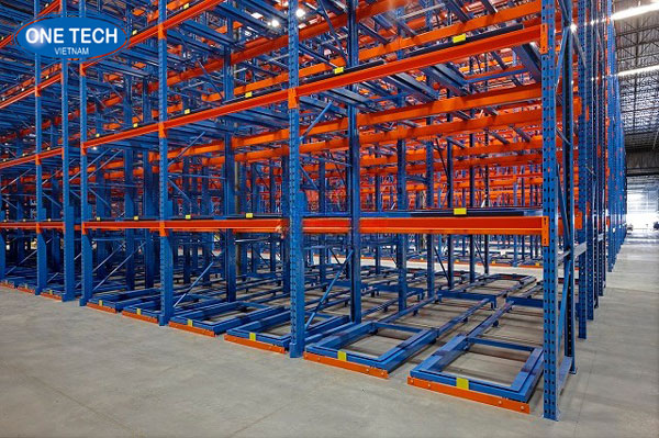 Hệ thống kệ Push Back One Tech giúp tăng hiệu suất lưu trữ hàng hóa trong kho công nghiệp