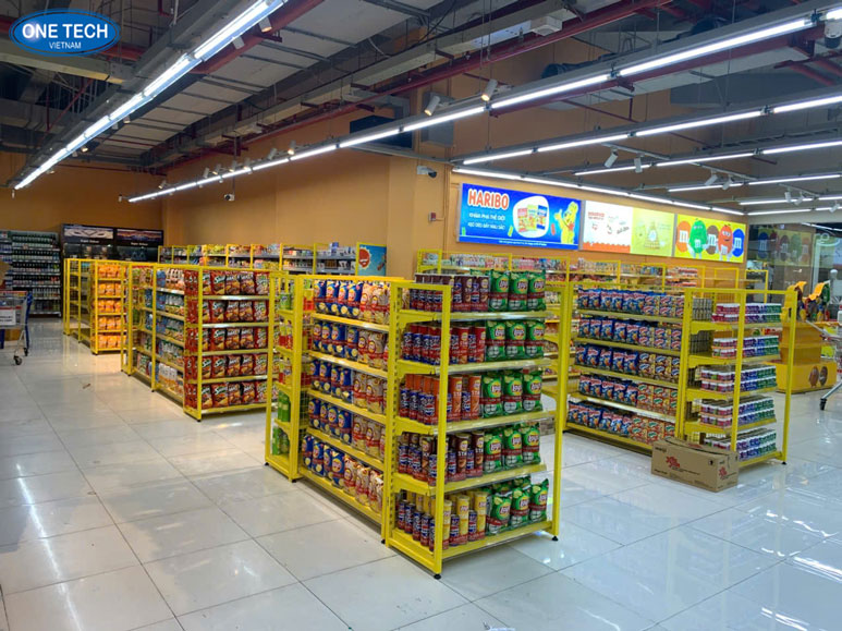 Kệ siêu thị TP.HCM sắp xếp hàng hóa gọn gàng, chuyên nghiệp Kệ trưng bày hàng hóa trong siêu thị tại TP.HCM với bố cục hợp lý và dễ quan sát