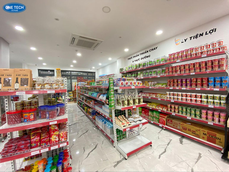 Ứng dụng thực tế của kệ siêu thị trong cửa hàng tại TP.HCM Kệ siêu thị được bố trí trong cửa hàng tại TP.HCM, hỗ trợ trưng bày hàng hóa rõ ràng