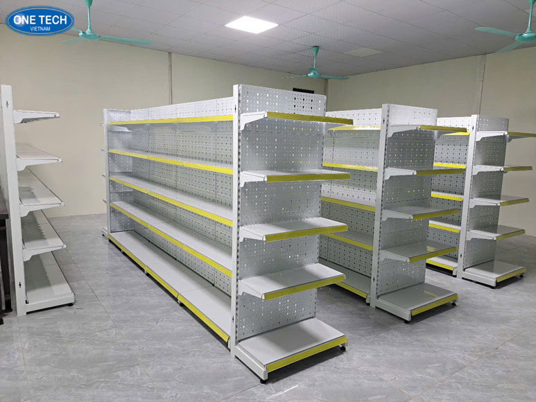 Kệ siêu thị tôn đục lỗ bày hàng tại TP.HCM Kệ siêu thị tôn đục lỗ trưng bày sản phẩm trong cửa hàng tại TP.HCM
