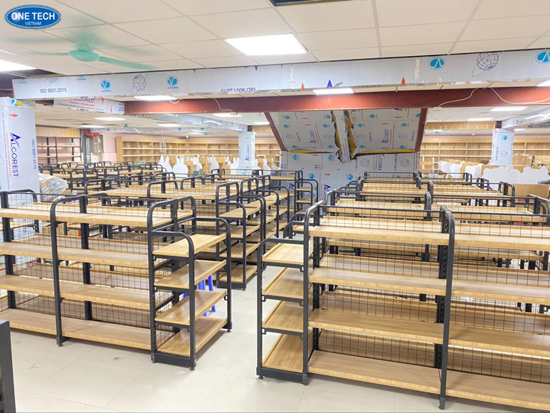 Kệ siêu thị được bố trí hợp lý trong cửa hàng tại TP.HCM Hệ thống kệ siêu thị lắp đặt tại TP.HCM mang đến không gian trưng bày ngăn nắp