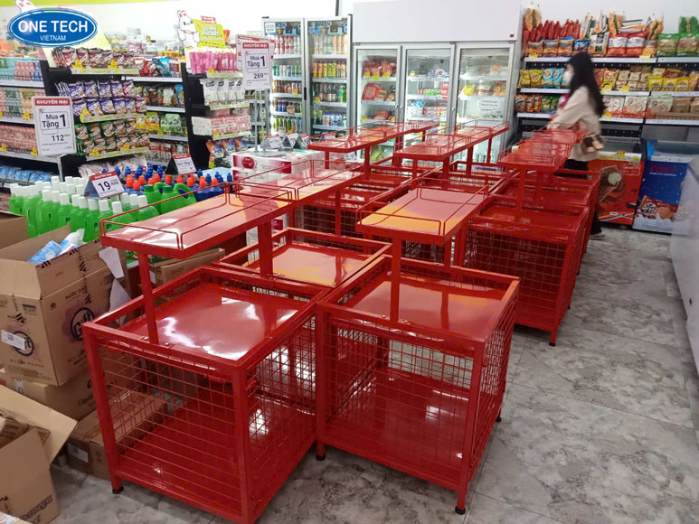 Kệ siêu thị bố trí khoa học cho cửa hàng bán lẻ tại TP.HCM Không gian cửa hàng tại TP.HCM sử dụng kệ siêu thị để tối ưu khu vực trưng bày
