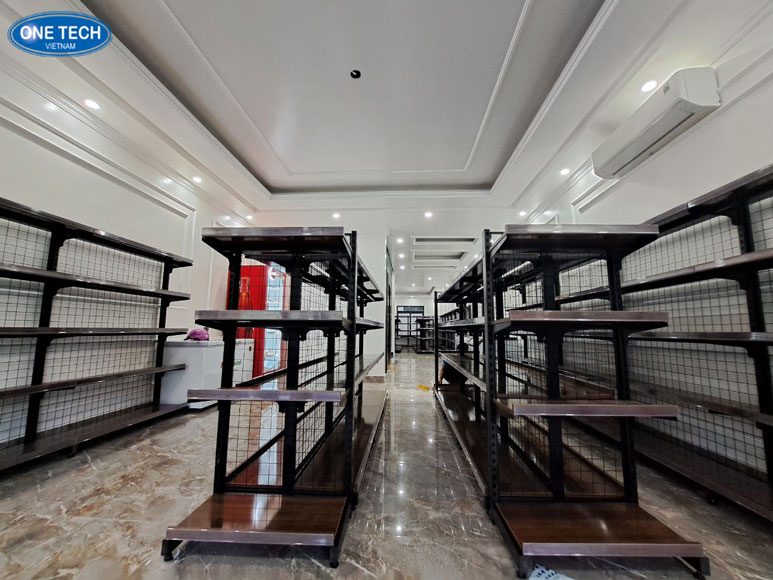 Kệ siêu thị One Tech lắp đặt tại cửa hàng ở TP.HCM Kệ siêu thị One Tech tại TP.HCM với thiết kế tối ưu trưng bày sản phẩm