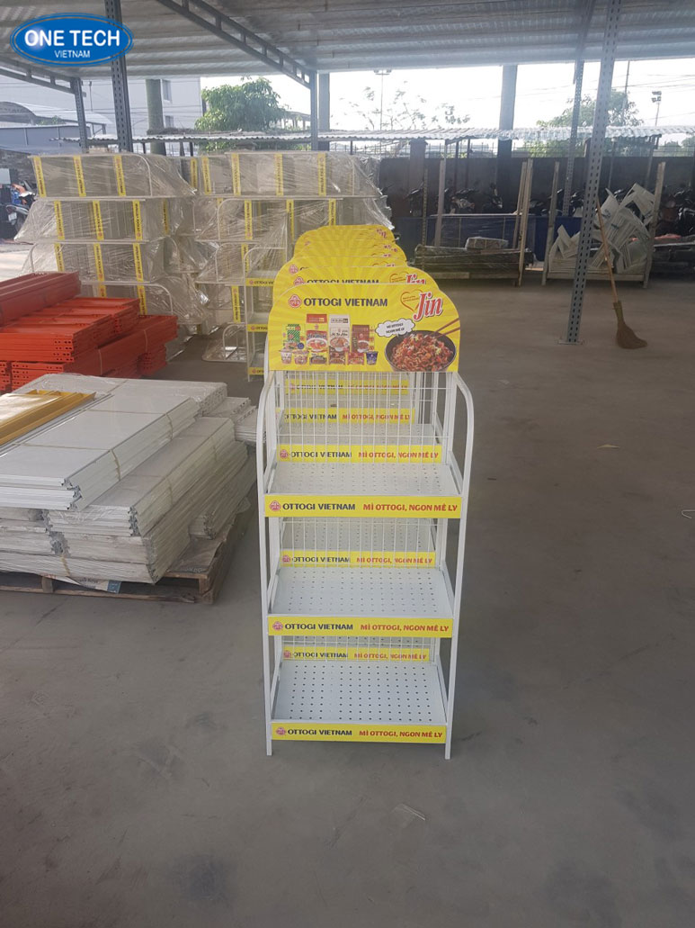 Kệ bày bánh mì thiết kế thân thiện với không gian bán hàng nhỏ Kệ trưng bày bánh mì tối giản, giúp bố trí sản phẩm gọn gàng và dễ quan sát